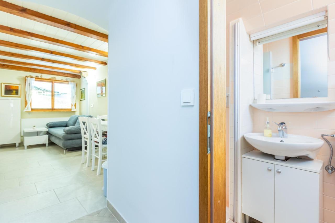 Apartment Sepat With Free Parking Place In Baska Exterior foto